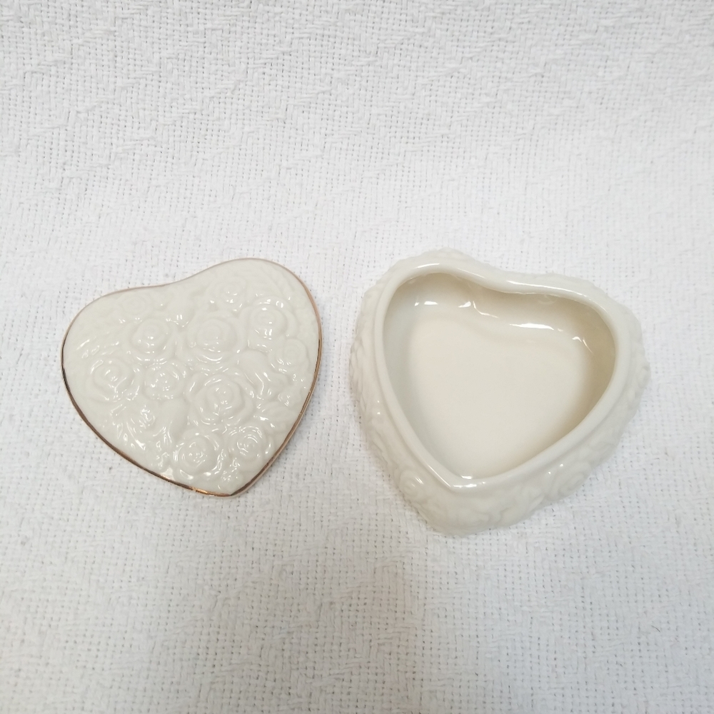 Heart Shaped Rose Embossed Ceramic Jewelry Box - Picture 4 of 7